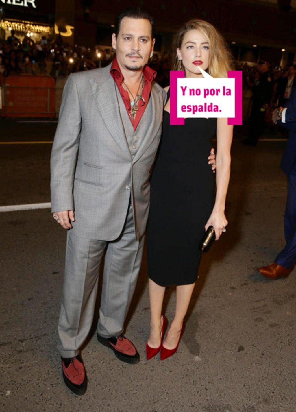 Johnny Depp y Amber Heard posando juntos en un estreno de cine