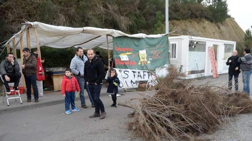 Trabajadores de Lantero en la caseta de huelga frente a la fábrica de O Pousadoiro. // Noé Parga