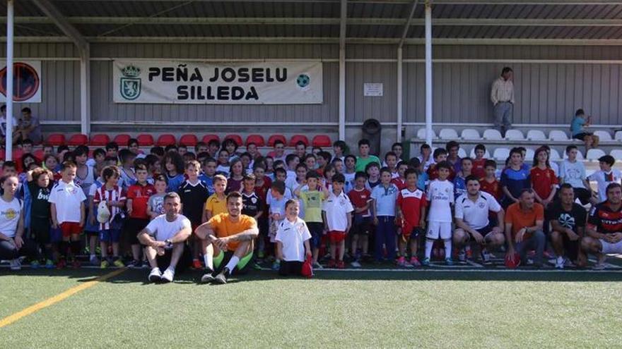 El delantero Joselu posa con los jugadores y entrenadores de la escuela de Silleda .