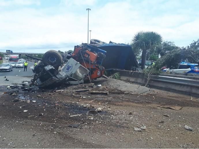 Aparatoso vuelco a la altura del Aeropuerto