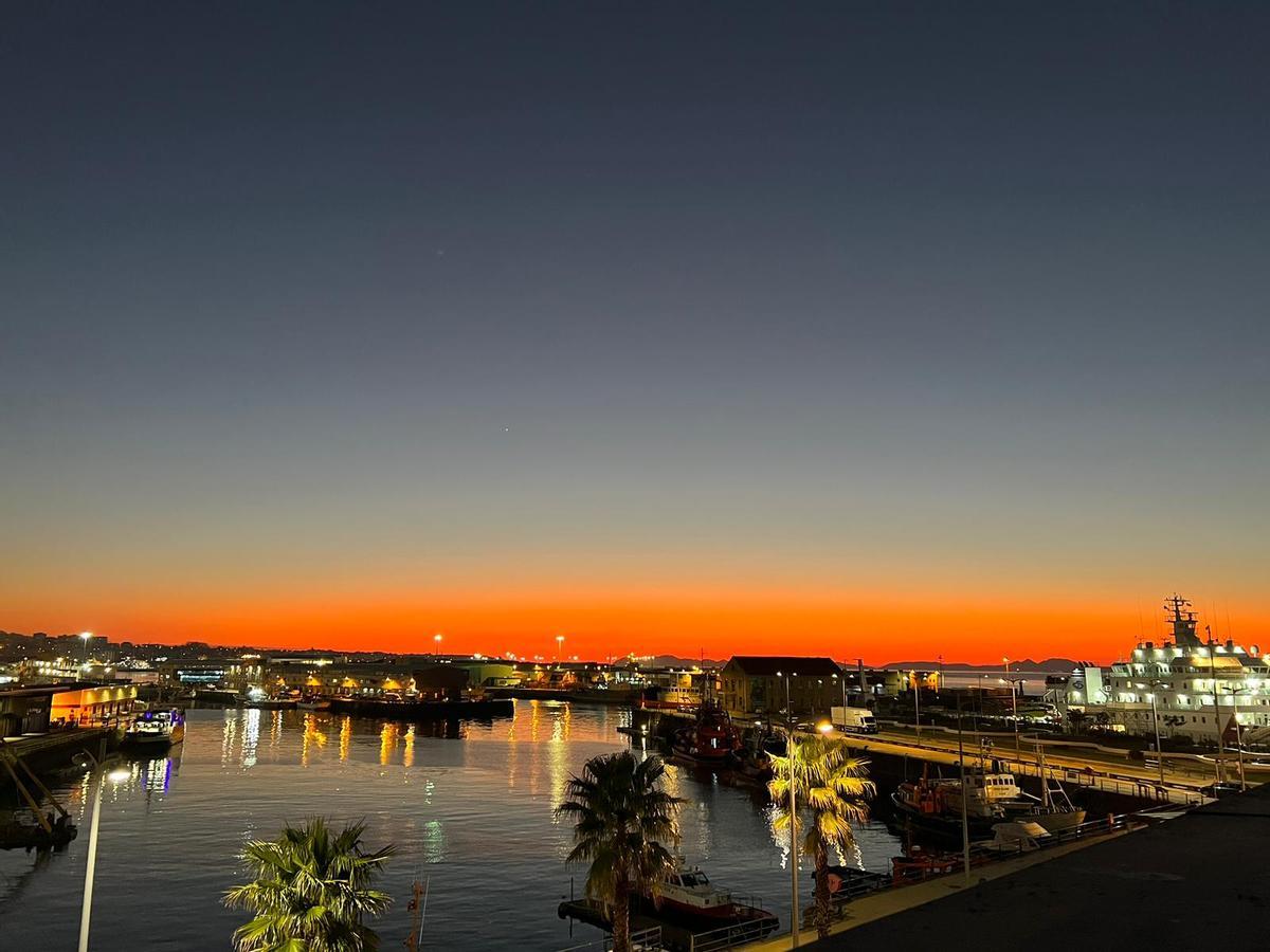 Atardecer sobre el Puerto de Vigo este martes