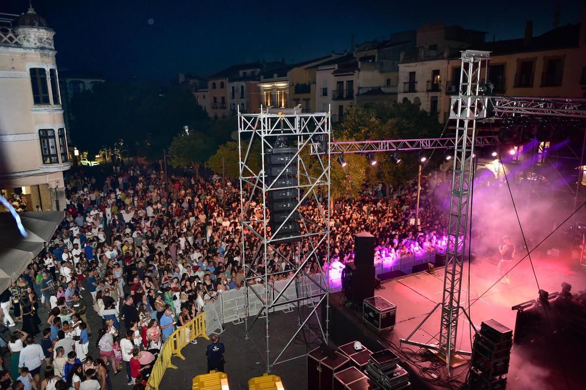Concierto de la preferia de Plasencia, en la plaza Mayor.