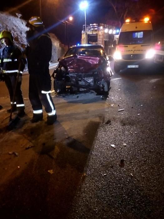 Tres heridos en una colisión frontal en Telde