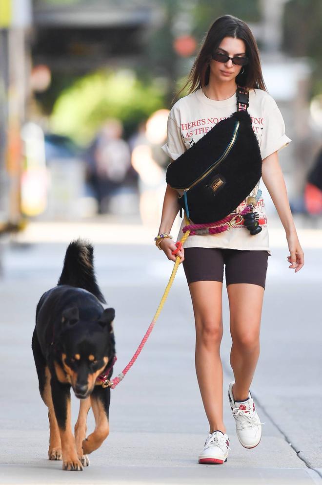 Emily Ratajkowski con mallas, camiseta ancha y zapatillas