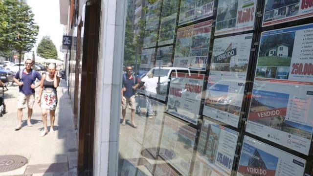 Escaparate de una finca inmobiliaria. | ÁNGEL GONZÁLEZ
