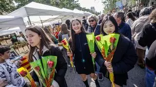 Gran animación en las calles de Barcelona y largas colas en un Sant Jordi que aspira a récord | DIRECTO