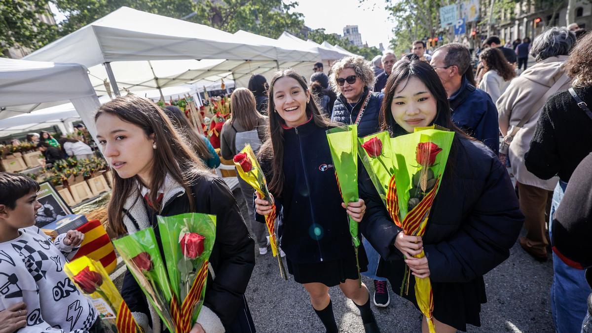 Unas jóvenes con rosas en el paseo de Gràcia de Barcelona