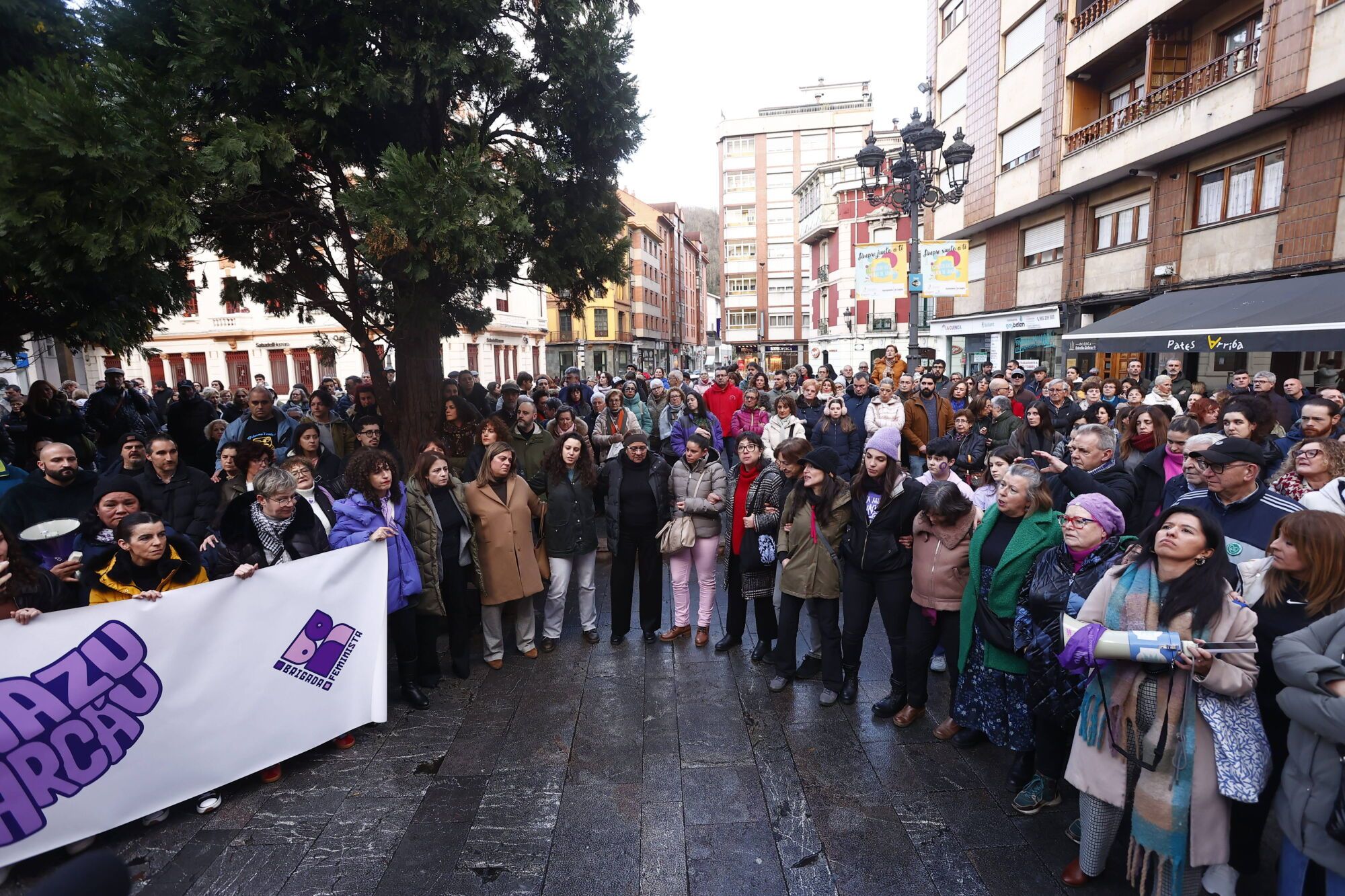 Multitudinaria manifestación en Langreo de repulsa por la muerte de Karilenia