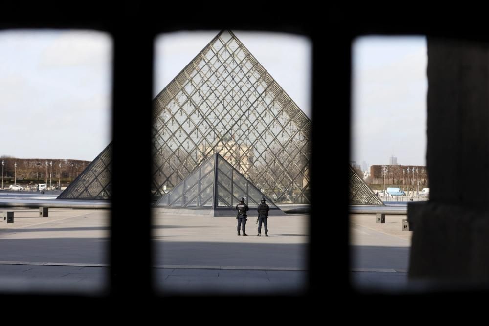 Atac a l'exterior del museu del Louvre