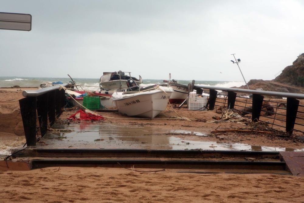 Barques arrossegades a la platja gran de Tossa