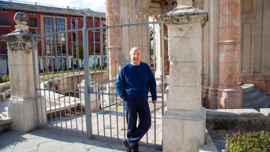 José Antonio Melgares, Cronista Oficial de la Región de Murcia, posa en Caravaca.