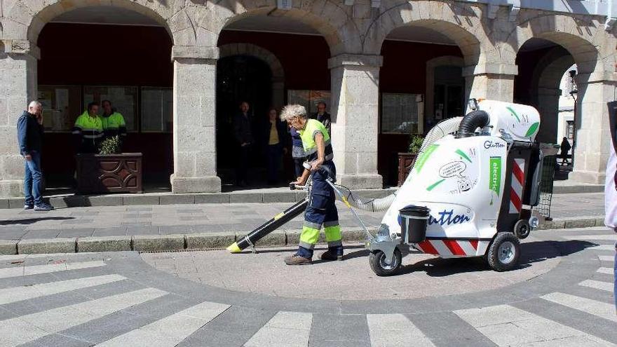 Mieres estrena un aspirador eléctrico para la calle que es único en Asturias