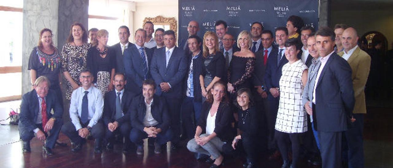 Directores de hoteles y complejos extrahoteleros de Lanzarote, ayer, antes del almuerzo que compartieron en el hotel Meliá Salinas de Costa Teguise.