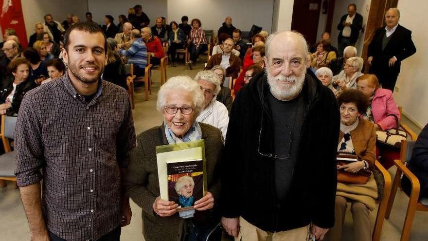 Por la derecha, Francisco Prado Alberdi, Carmen Garrido González y Enrique Antuña Gancedo, ayer.