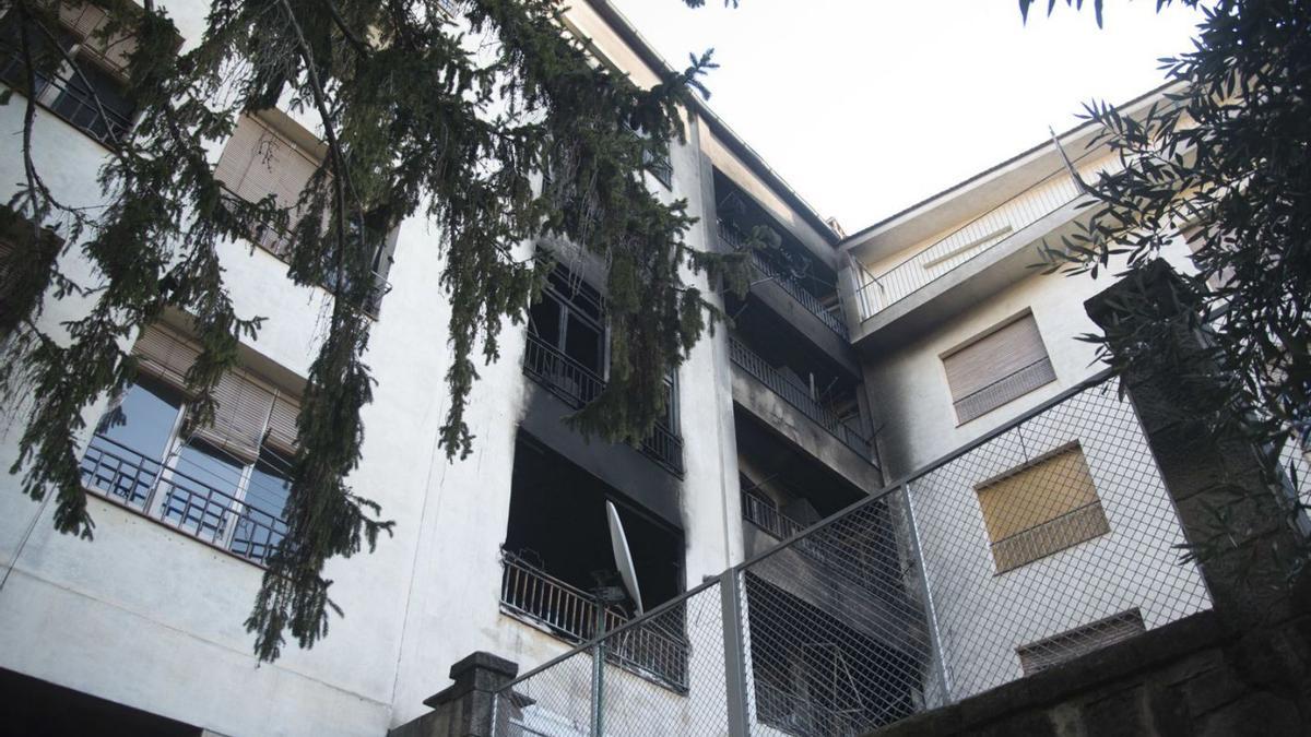 Imatge de l’estat de la façana posterior del bloc de pisos afectat després de l’incendi | MIREIA ARSO