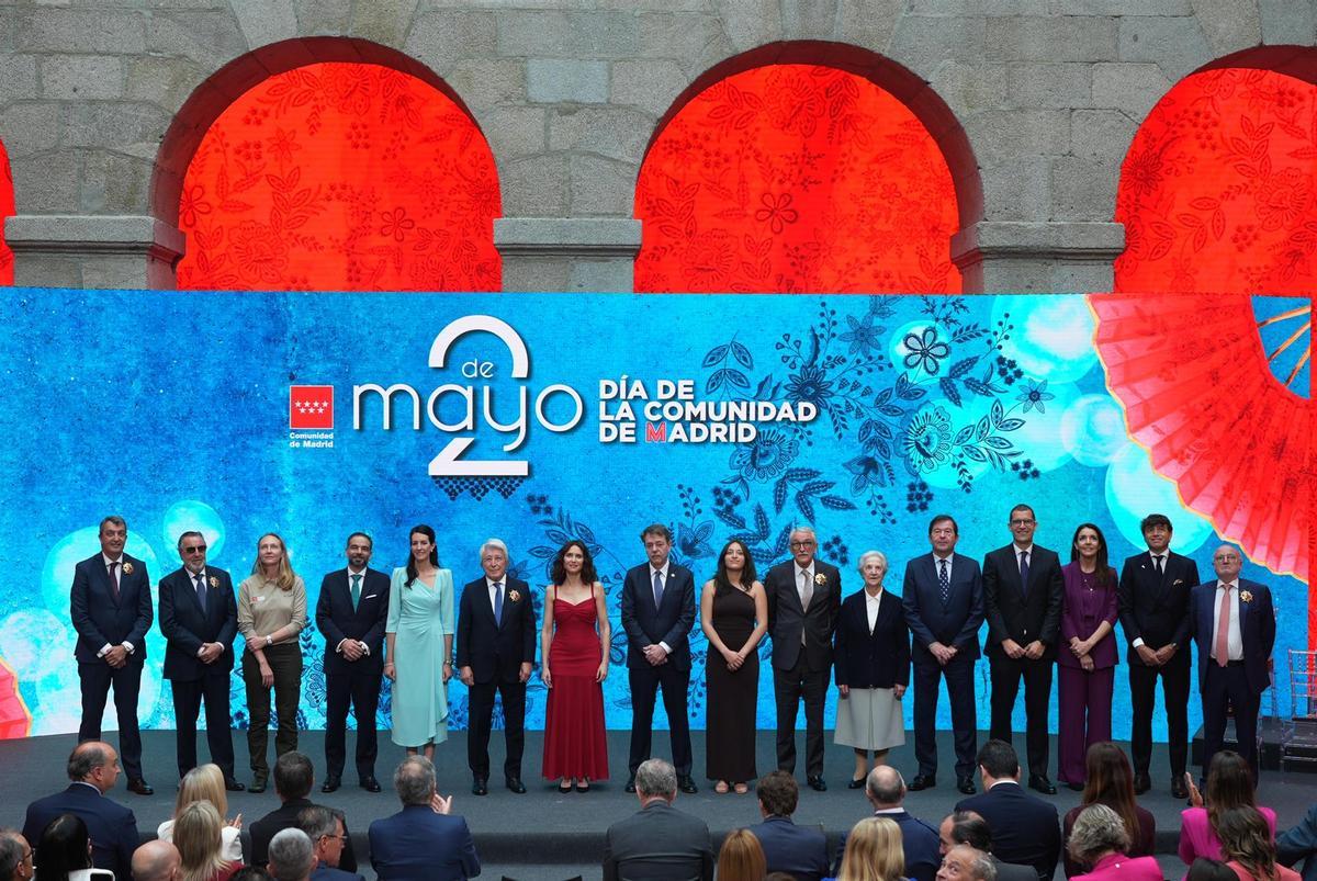 La presidenta de la Comunidad de Madrid, Isabel Díaz Ayuso, junto a los premiados en el Dos de Mayo.