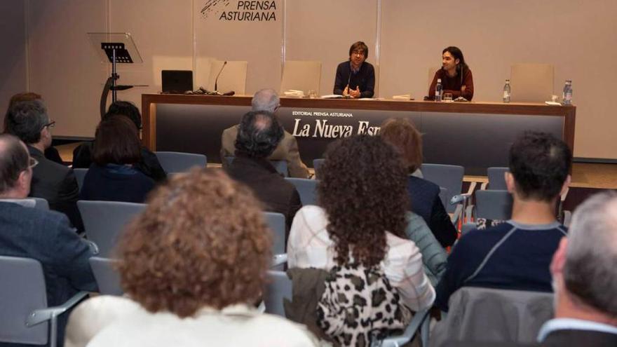 De izquierda a derecha, Carlos Gil de Gómez y Pablo Solares, ayer, durante la presentación del ensayo.