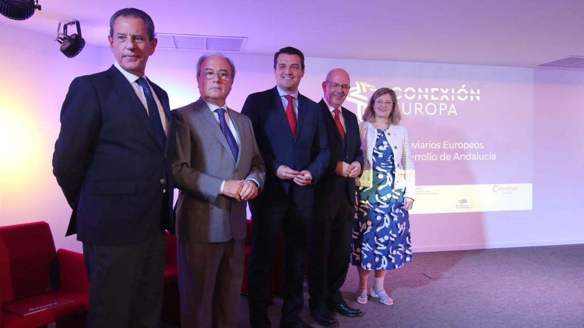 Rafael Merino, Antonio Díaz, José María Bellido, Javier Sánchez y María Luisa Domínguez, antes del foro sobre corredores ferroviarios.