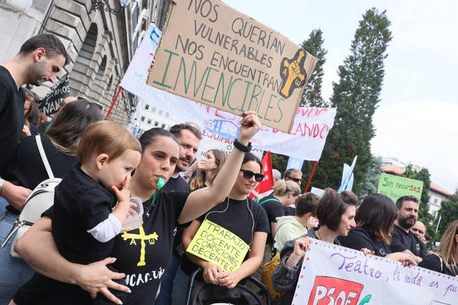 EN IMÁGENES: La gran movilización de profesores de este domingo en Oviedo