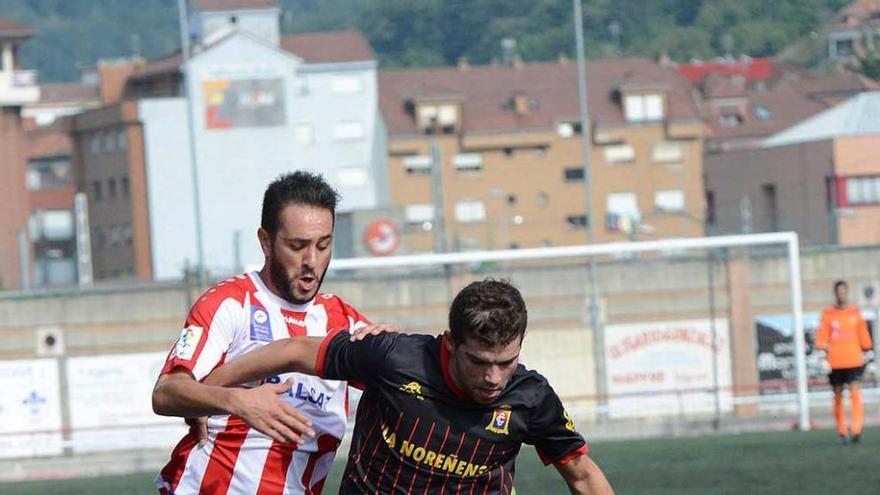 Una disputa por el balón en el partido L&#039;Entregu-Lenense.