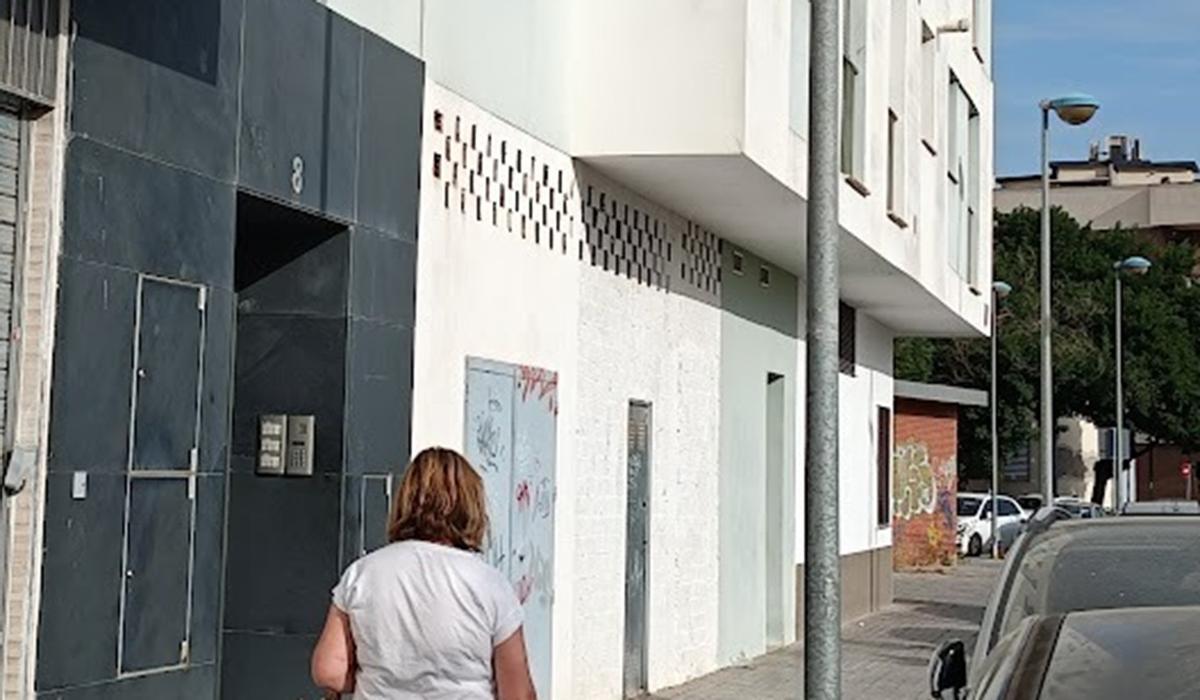 El incendio se ha registrado en el bajo del número 8 de la calle calle Doctor Rafael Blanco León, en el barrio de Fray Albino.