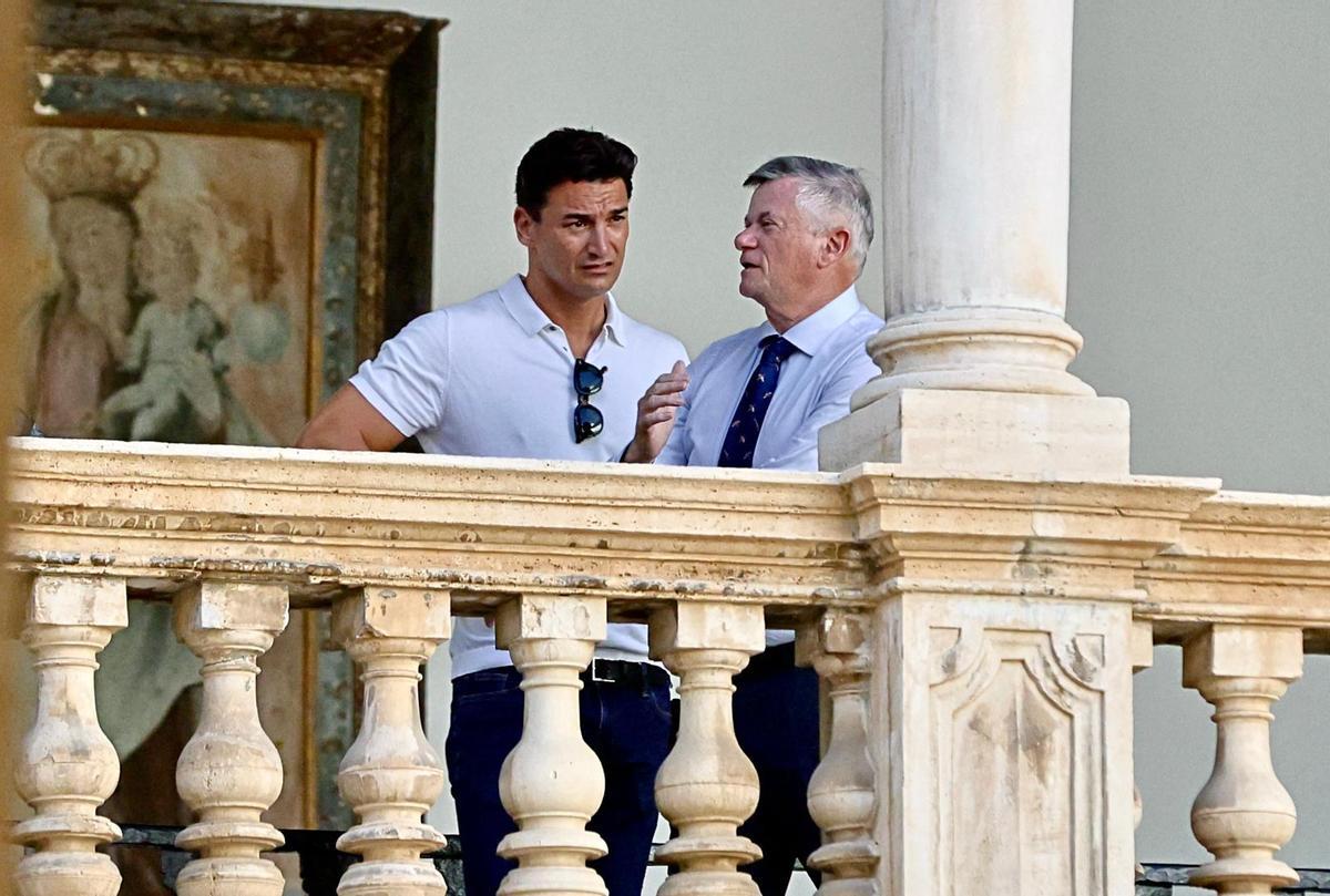 Michele Pilato, uno de los acusados en la trama de Lujo Casa, habla con su abogado Pep Zaforteza hoy en la Audiencia de Palma.