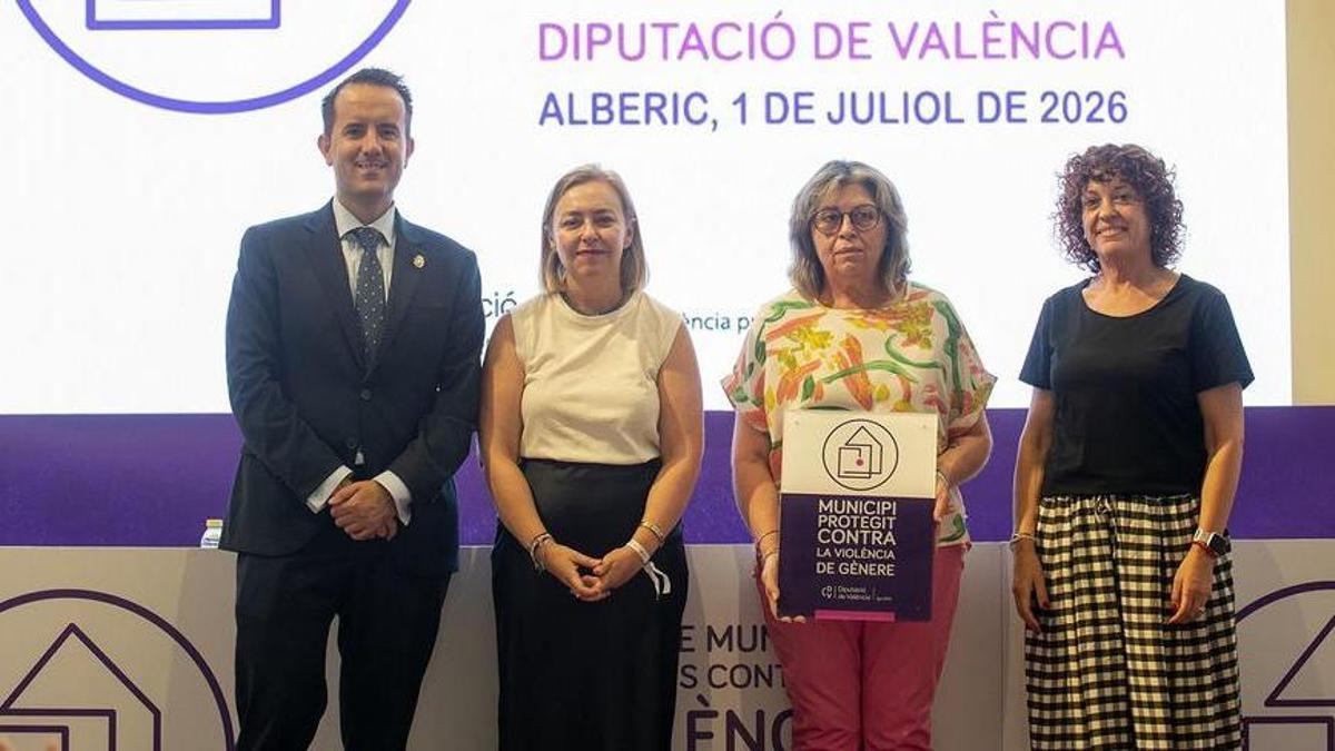Entrega de placa que reconoce a Estubeny como municipio integrante de la Red.
