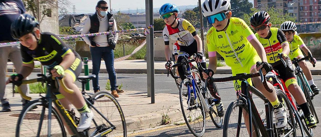 Participantes en la prueba inaugural del campeonato de escuelas celebrada en Benimamet | FFCV