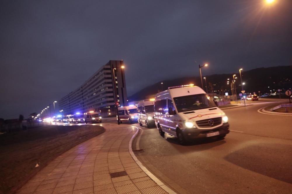 Homenaje de Policía, Guardia Civil y Bomberos al personal sanitario del HUCA