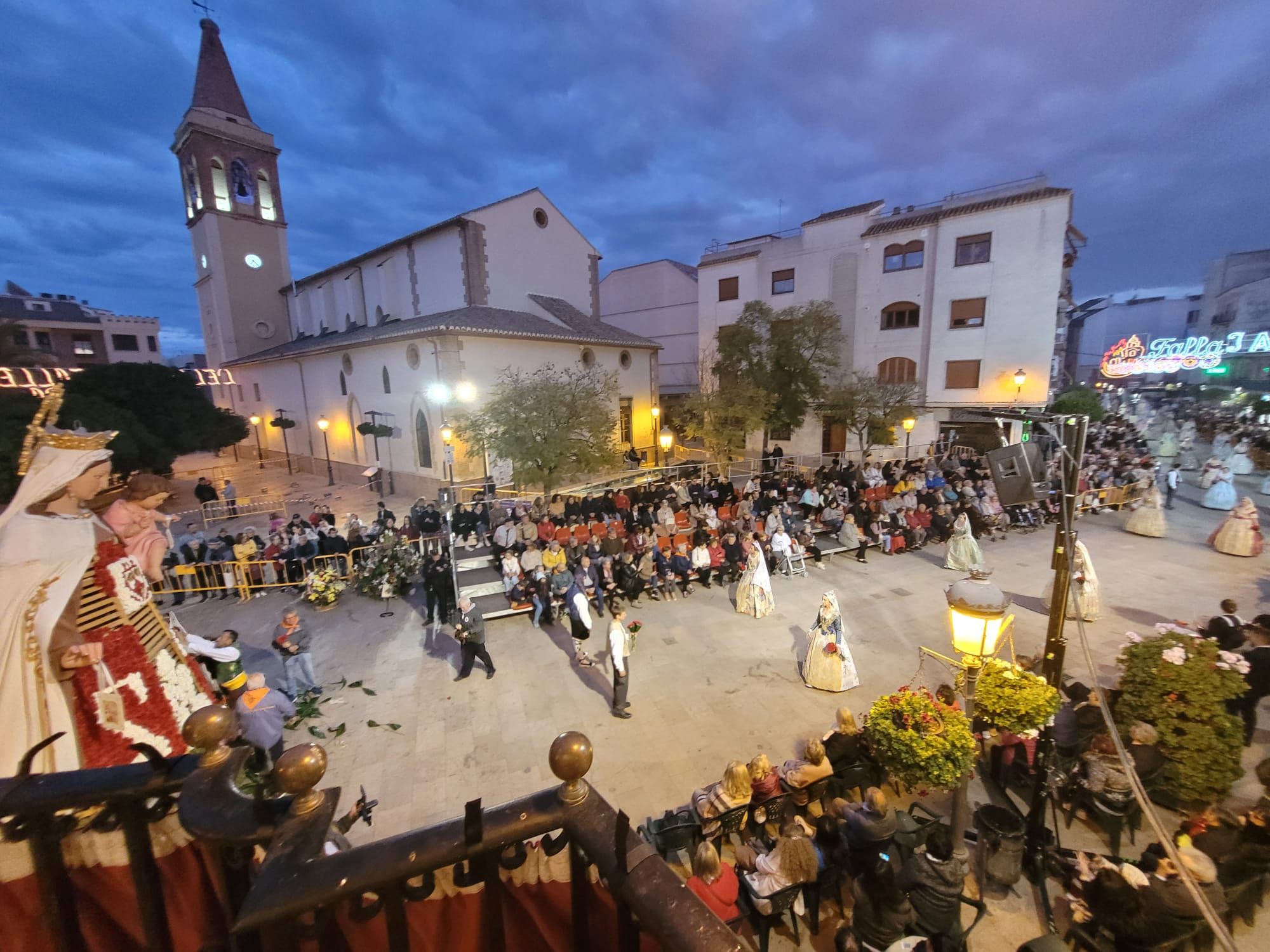 Las cuatro comisiones de l'Eliana ofrecen sus flores a la Virgen del Carmen