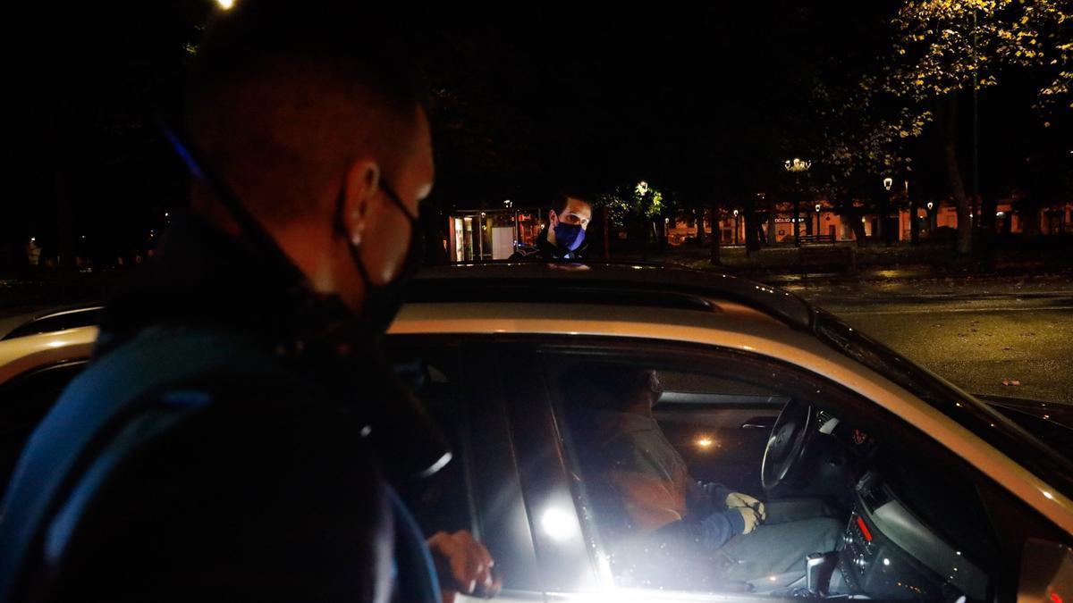 Agentes de la Policía Local de Avilés durante un control