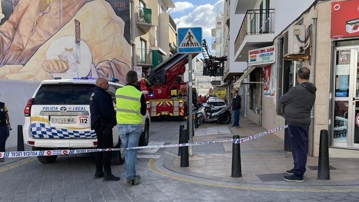 Los bomberos de Ibiza y la Policía Local de Sant Antoni en la vivienda donde una persona ha sido evacuada