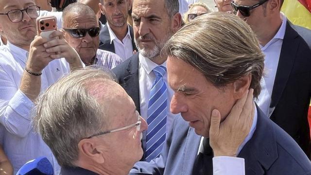L’expresident Aznar saluda Vivas, president de Ceuta, ahir. | REDUAN / EFE