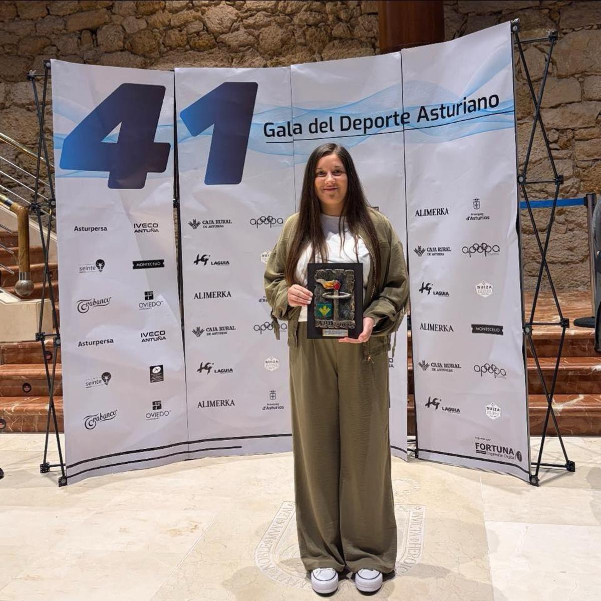 Clara Martínez con el galardón de la Gala del Deporte Asturiano.