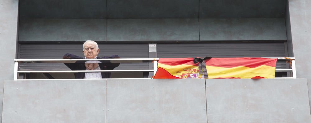 Los alicantinos reciben la bendición de la Santa Faz desde sus balcones