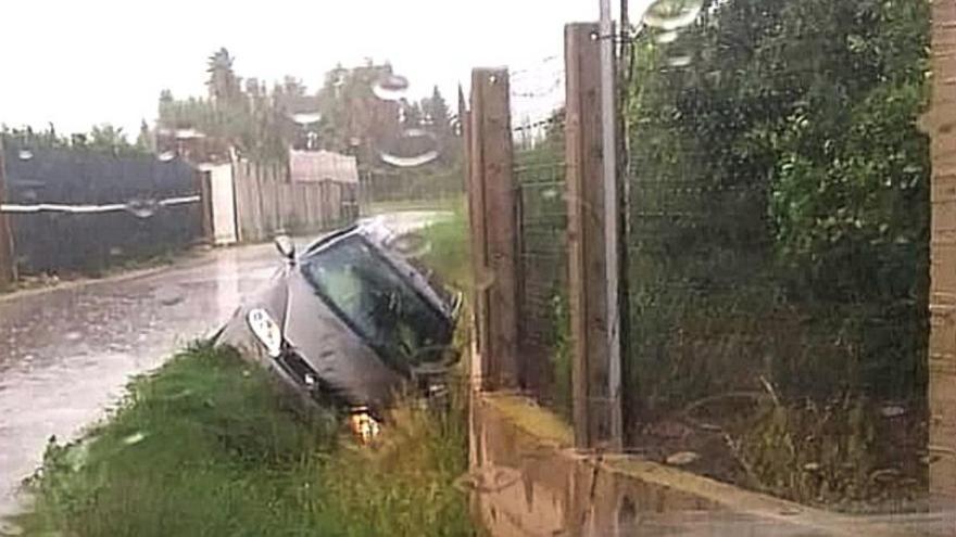 Un vehículo se precipita a una acequia en Cullera por la intensidad de la lluvia
