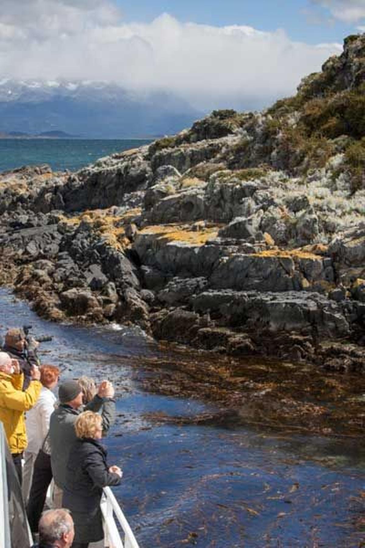 Turistas en el canal Beagle admirando los alrededores de Ushuaia.