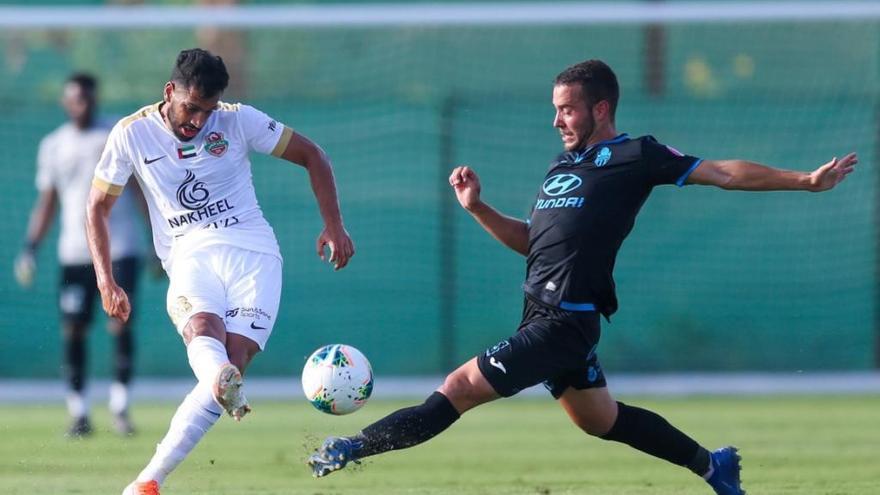 Rovirola pugna por un balón en un partido de pretemporada.