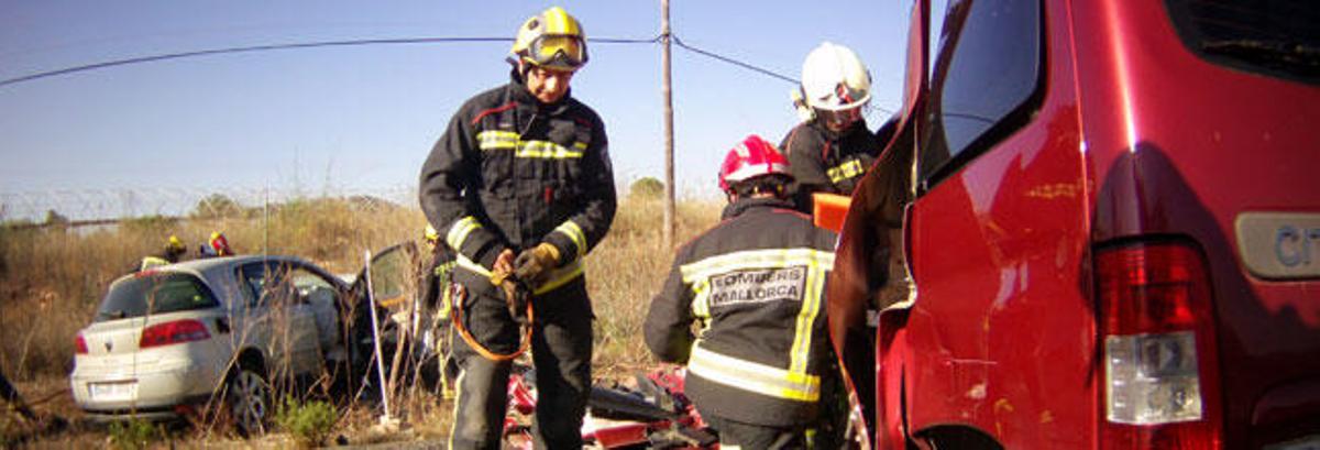 Los bomberos tuvieron que rescatar a varios ocupantes.