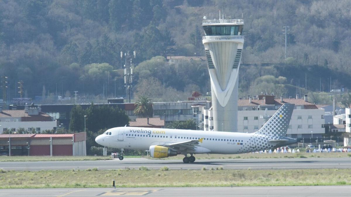 Un avión de Vueling despega desde el aeropuerto de Loiu.