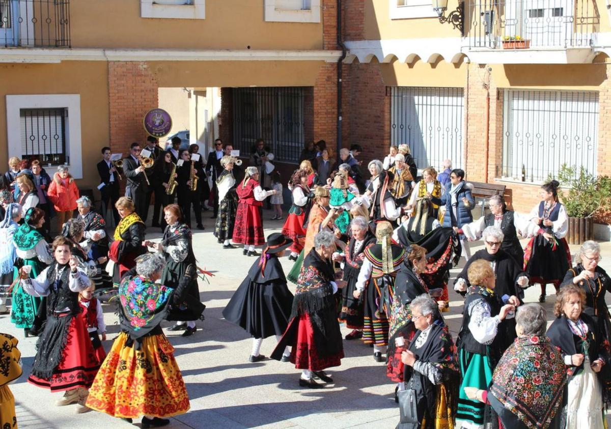 Las mujeres de Los Valles se van de fiesta por Santa Águeda