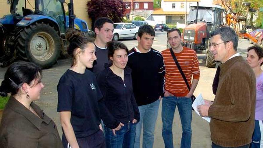 Los futuros ganaderos fueron recibidos por Román Santalla en la sede de la cooperativa Cobideza, en Cercio.