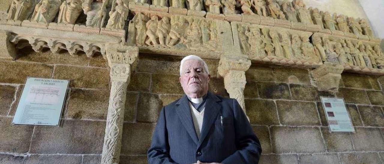 Arsenio Galego posa, ayer, en el interior de la iglesia parroquial de Ventosa. // Bernabé/Javier Lalín