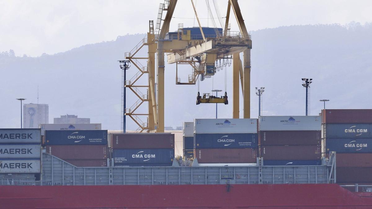 Un barco en la terminal de contenedores de El Musel.