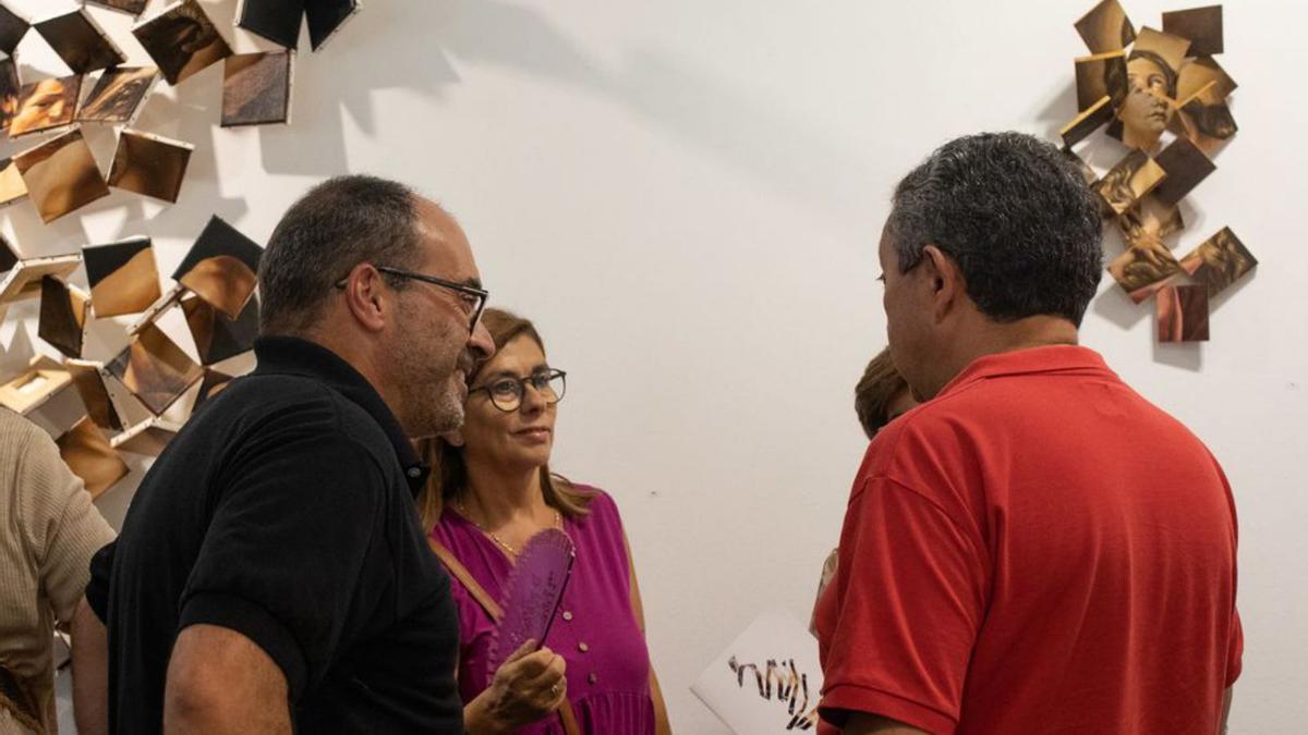 Dos momentos de la inauguración de la muestra “Grandes penitencias”, de Javier Carpintero en la galería de arte Espacio 36. | |  ANA BURRIEZA