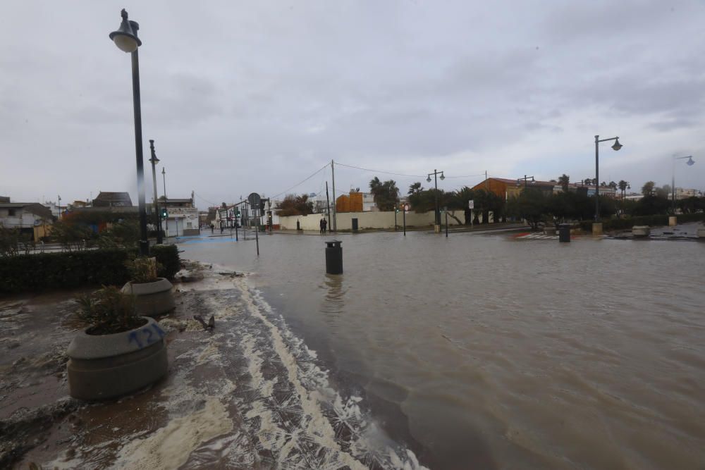 Efectos del temporal en la playa de la Malvarrosa.