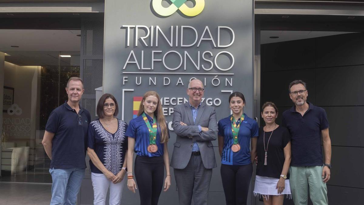 Mireia Martínez y Patricia Pérez, con sus padres, y Juan Miguel Gómez, director de la Fundación Trinidad Alfonso