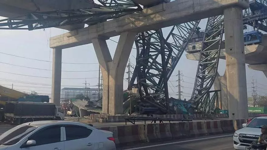 El desplome de una grúa provoca dos muertos y un herido en Tailandia