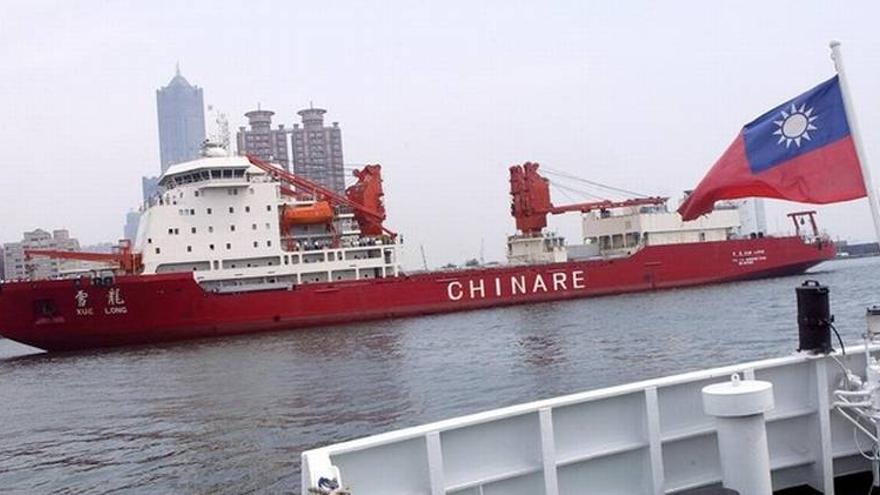 El barco chino que acudió al rescate en la Antártida queda atrapado en el hielo