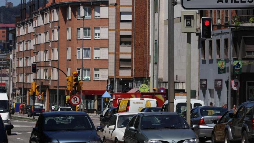 Un &quot;foto-rojo&quot; en Gijón, al lado de un semáforo.